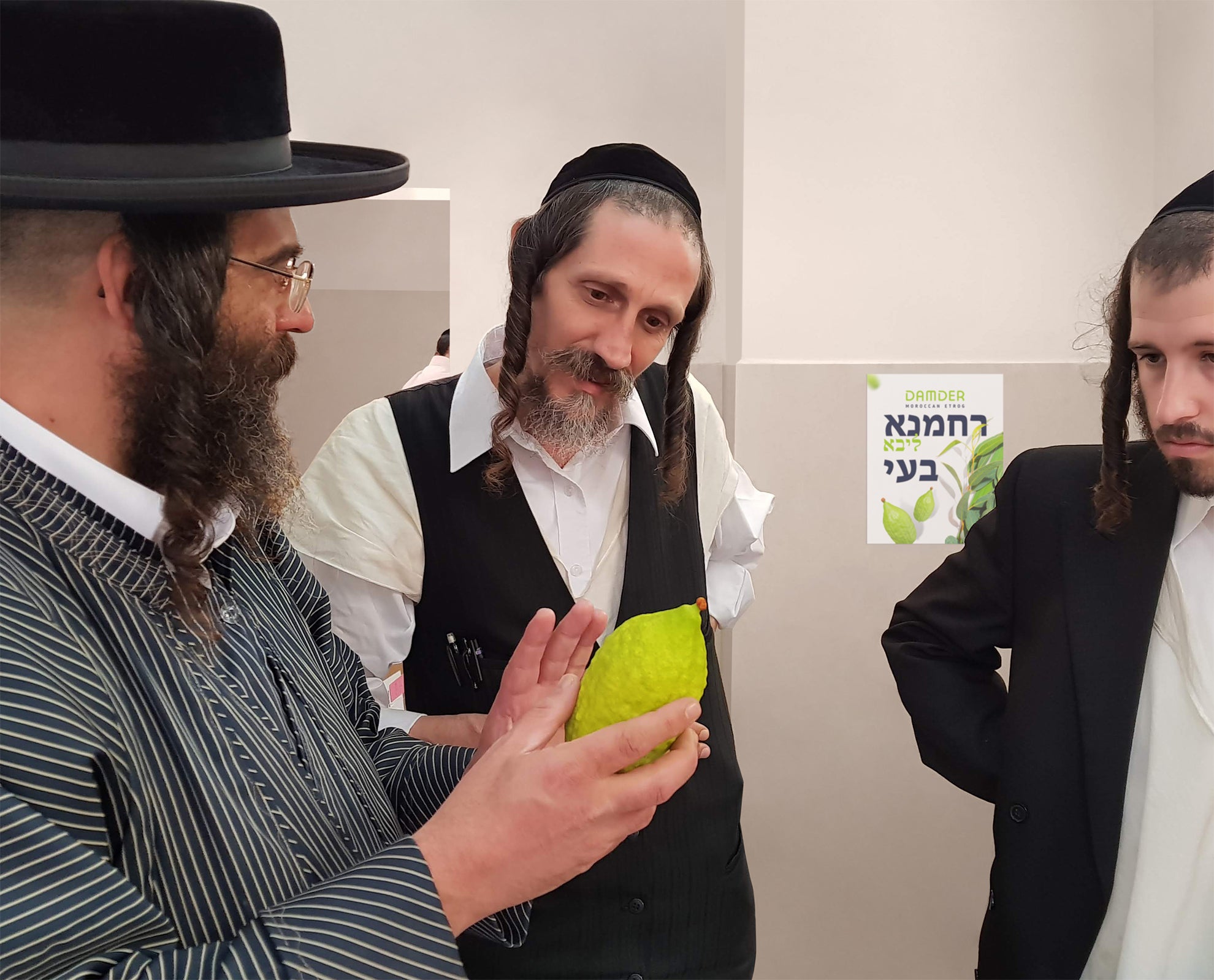 A worshipper blessing over a Damder etrog